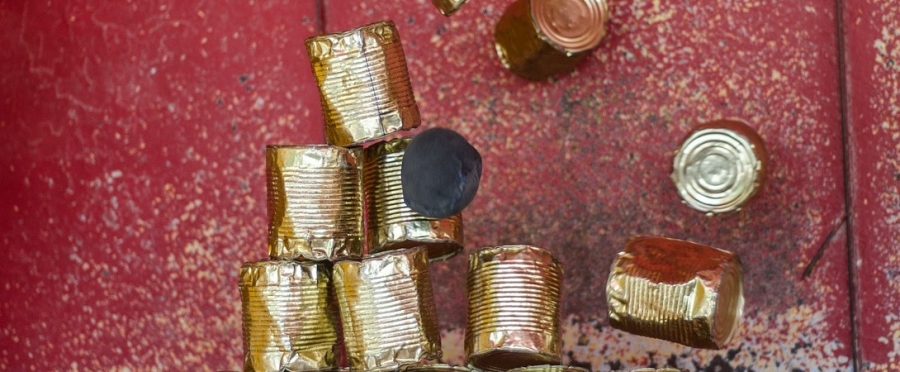 La principal aplicación del Estaño es recubrir otros metales protegiéndolos de la corrosión. Se emplea como protector del cobre, del hierro y de diversos metales 
