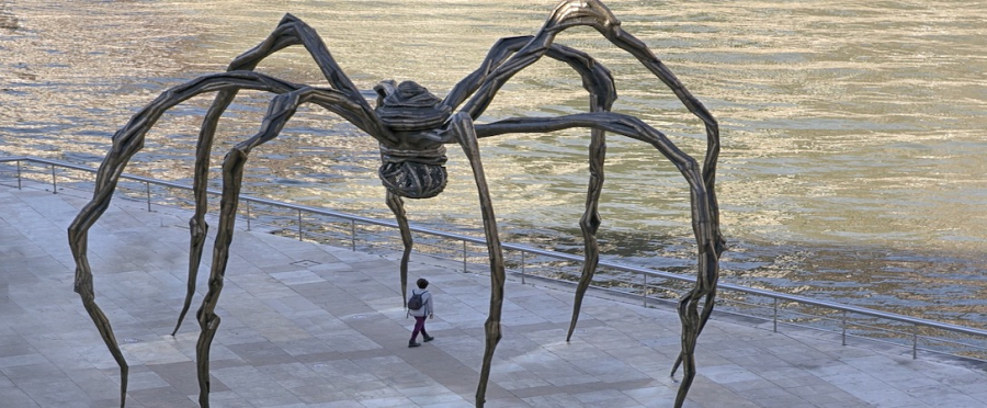 La monumental obra del artista Louise Bourgeois bautizada Mamá (Maman). Hecha con mármol y acero inoxidable.